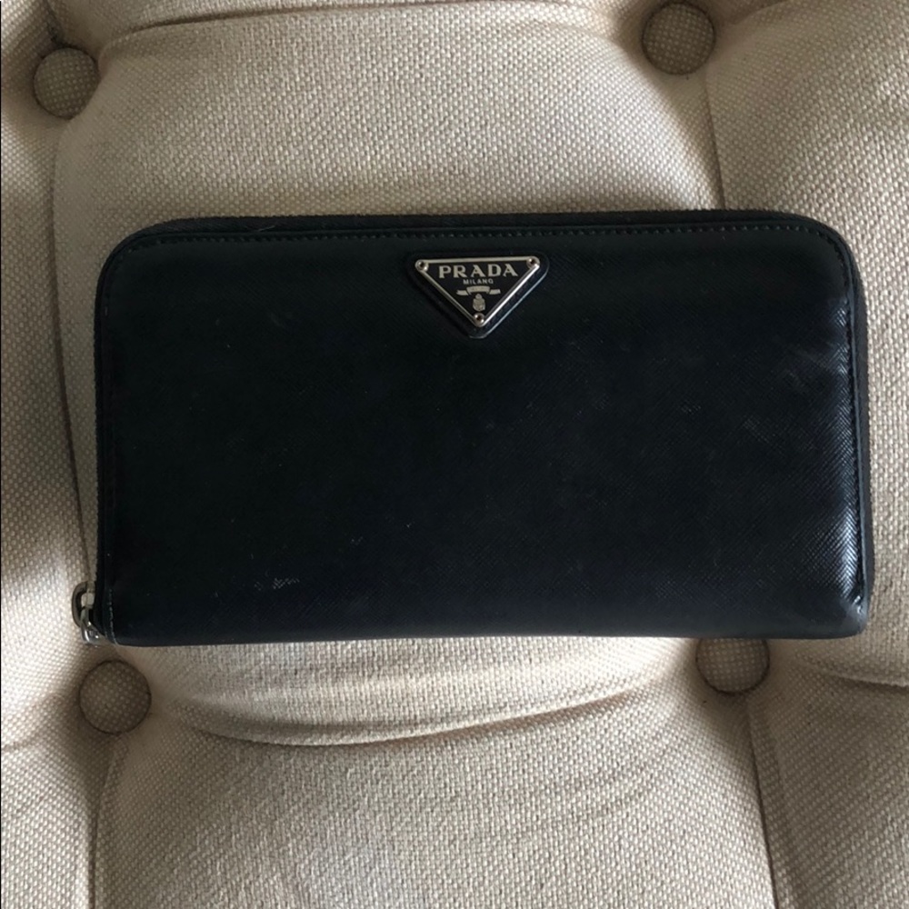 PRADA WALLET ALL LEATHER❤️ FREE SAME DAY SHIPPING😊